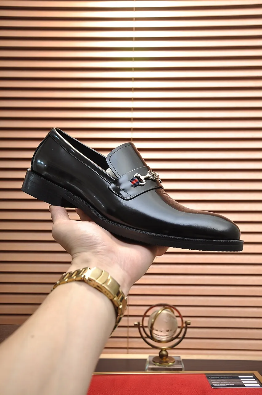 Men's shoes💰460💶Italy's top luxury men's shoe giant [GUCCI] has arrived in new style🍃Original European style🔰 Pleasant to the eye😍In order to make the shoes more durable and non-deformable🌀The production continues to follow traditional methods but there is still no lack of innovation💪The original sheepskin is chosen for the leather♻Smooth, natural and extra bright⭐Made of imported cowhide, the first choice of the rich 38-45 (45 customized)